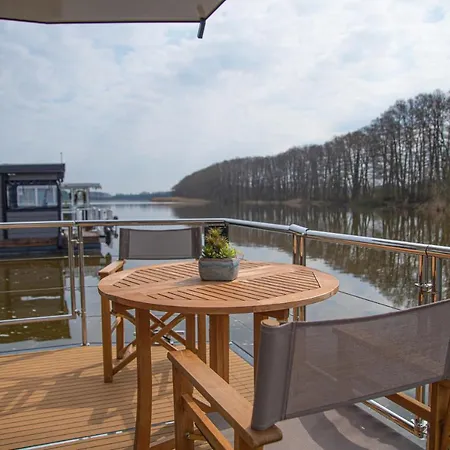 Schwimmendes Ferienhaus Water Lodge * Buchholz (Mecklenburg-Vorpommern)